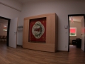 Fahnenschrank im Flur